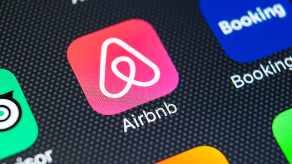 Hoteliers demand Airbnb landlords be taxed and licensedÂ